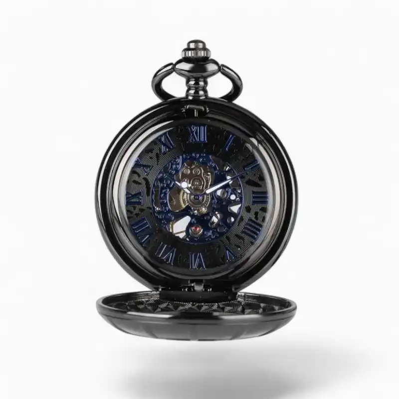 Montre à Gousset Mécanique Abyssale ouverte révélant son cadran en squelette bleuté avec chiffres romains, mécanisme apparent et boîtier noir élégant.