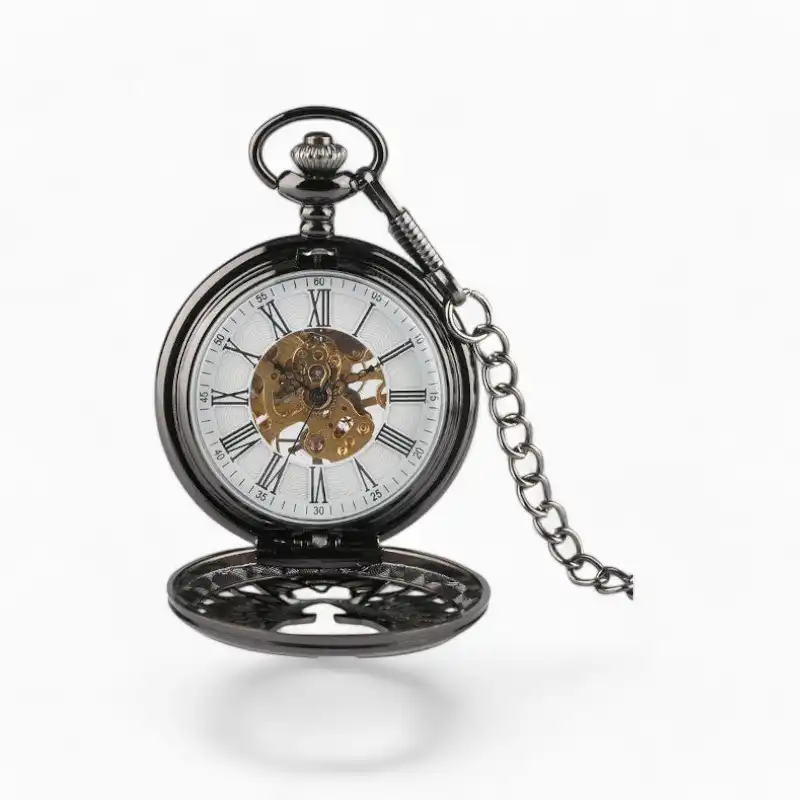 Montre à gousset mécanique ailée vintage avec cadran romain noir et blanc, mécanisme visible et chaîne, sur fond blanc.