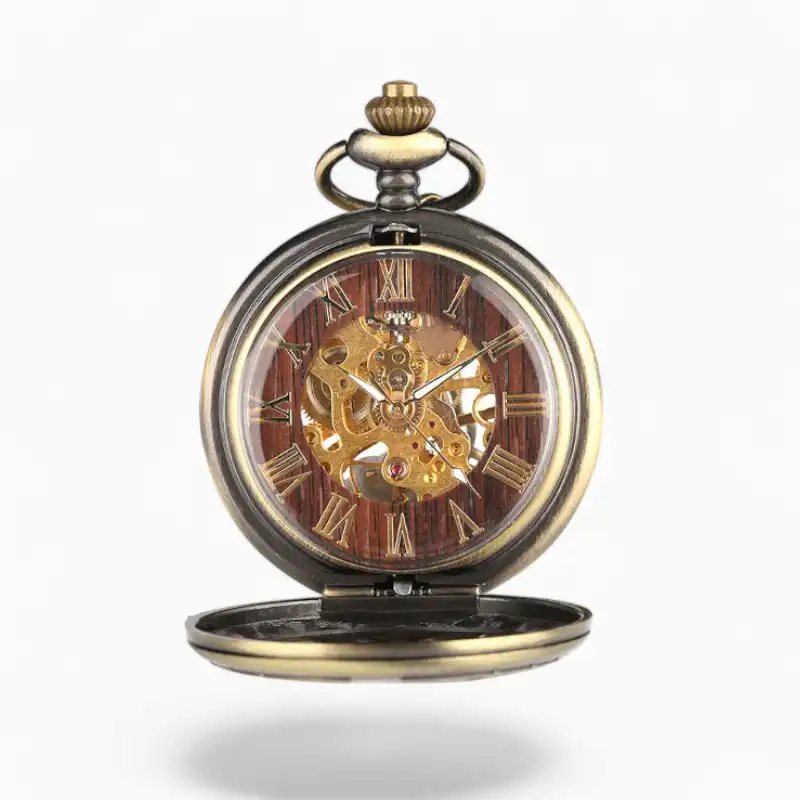 Montre à Gousset Mécanique Ailée en bronze avec cadran transparent laissant voir le mécanisme intérieur et chiffres romains sur fond effet bois.
