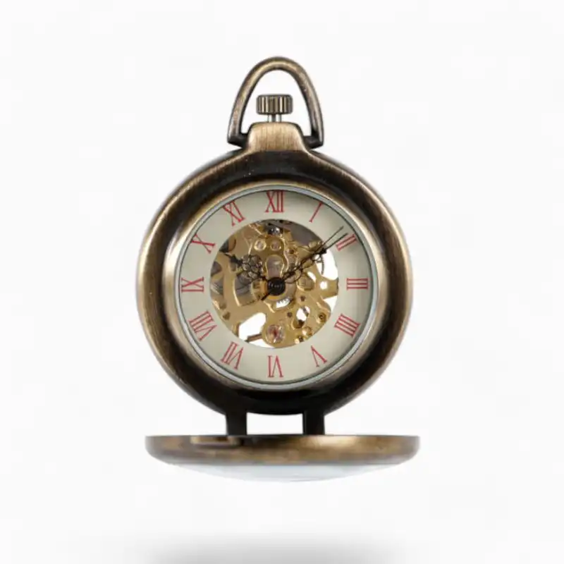 Montre à Gousset Mécanique vintage posée sur un support, avec vue sur le mécanisme interne et chiffres romains sur le cadran, idéale comme accessoire élégant pour bureau.