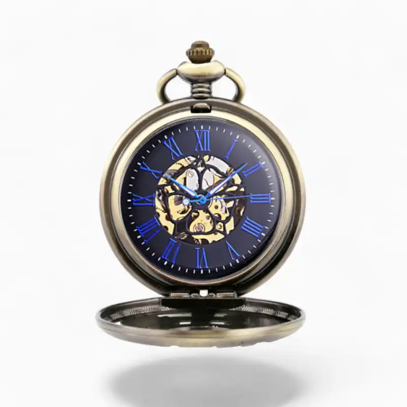 Montre à gousset mécanique de style Chien de Fô avec cadran noir, chiffres romains et aiguilles bleues sur fond de mécanisme apparent.
