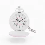 Montre à gousset colorée avec cadran blanc, chiffres romains et chaîne métallique sur fond blanc.