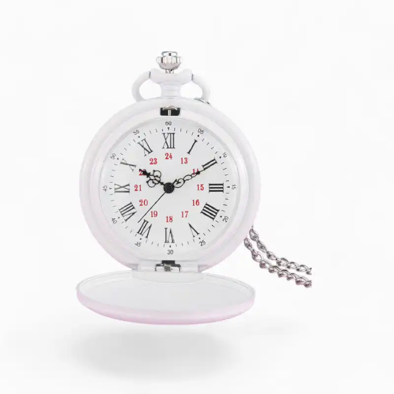 Montre à gousset colorée avec cadran blanc, chiffres romains et chaîne métallique sur fond blanc.