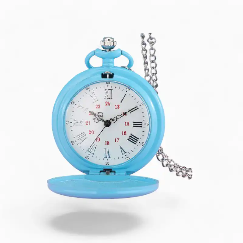 Montre à gousset colorée avec couvercle bleu ciel ouvert, cadran blanc et chiffres romains, chaîne en argent.