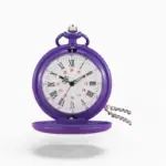 Montre à gousset colorée avec boîtier violet et cadran blanc avec chiffres romains, sur fond neutre.