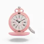 Montre à gousset colorée en rose pastel avec cadran blanc, chiffres romains et chaîne, sur fond neutre.