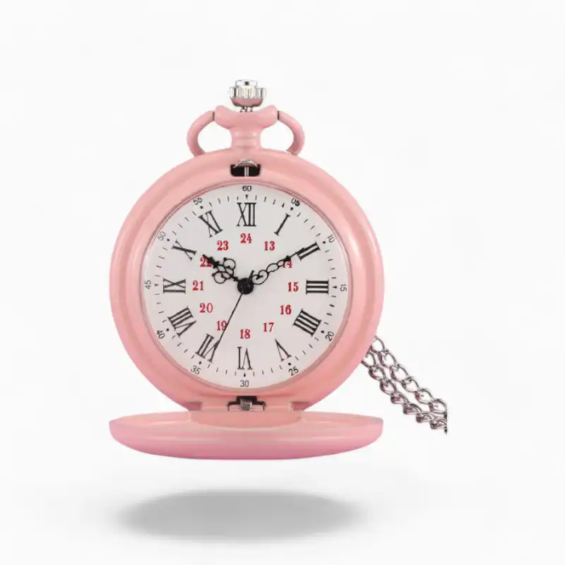 Montre à gousset colorée en rose pastel avec cadran blanc, chiffres romains et chaîne, sur fond neutre.