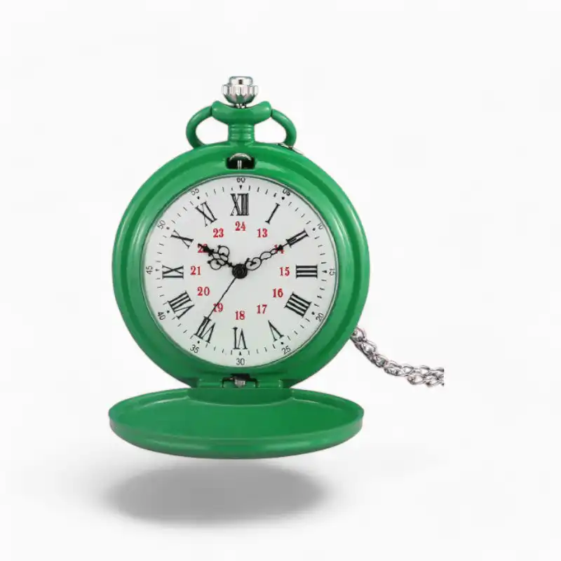 Montre à gousset colorée de style vintage avec cadran blanc, chiffres romains et couvercle ouvert vert sur fond neutre