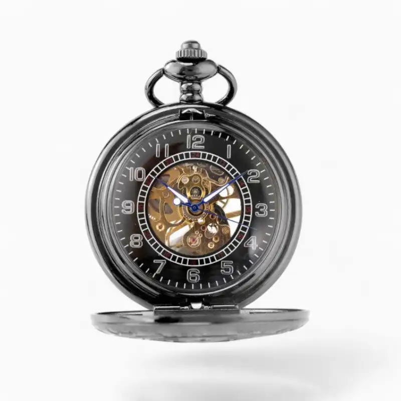 Montre à Gousset Mécanique Damier élégante avec cadran transparent laissant apparaître le mouvement, entourée d'un boîtier noir et positionnée sur fond blanc.