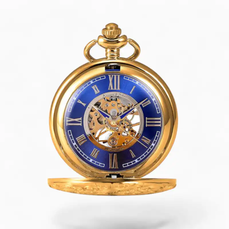 Montre à gousset mécanique Dandy en or avec cadran bleu, chiffres romains et mécanisme apparent.