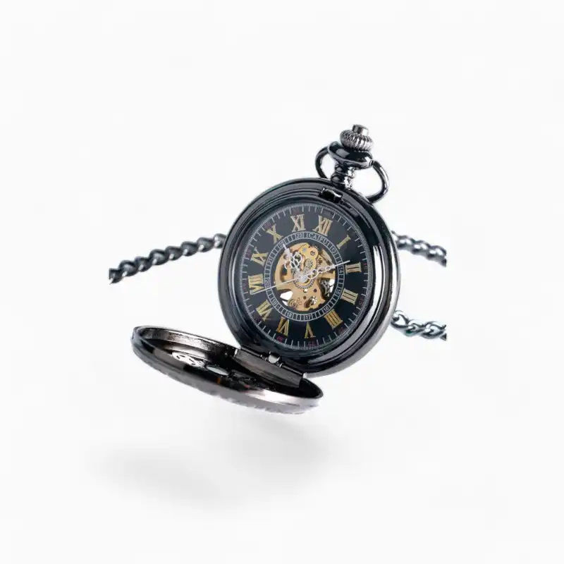 Montre à gousset mécanique noire avec engrenages visibles et chiffres romains sur fond blanc