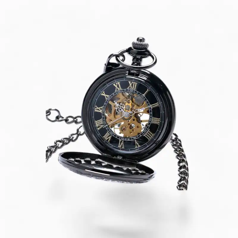 Montre à Gousset Mécanique Hublot noire avec affichage des engrenages et chiffres romains, accompagnée de sa chaîne.