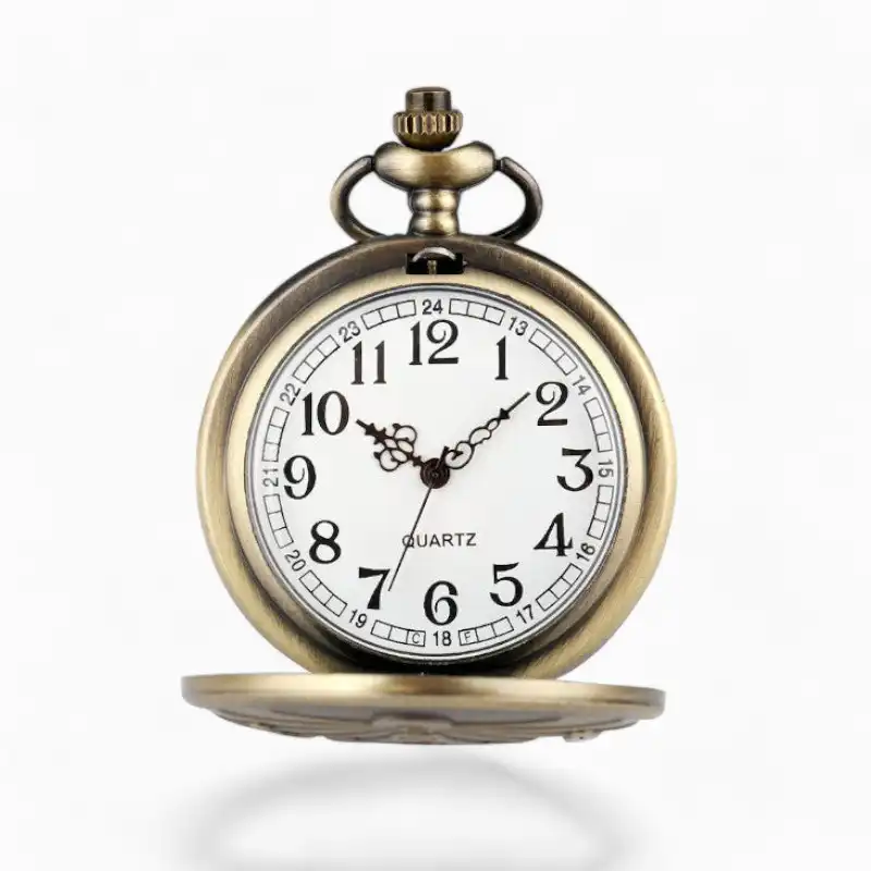 Montre à gousset maçonnique à quartz de style classique avec couvercle fermé et cadran blanc chiffres arabes.
