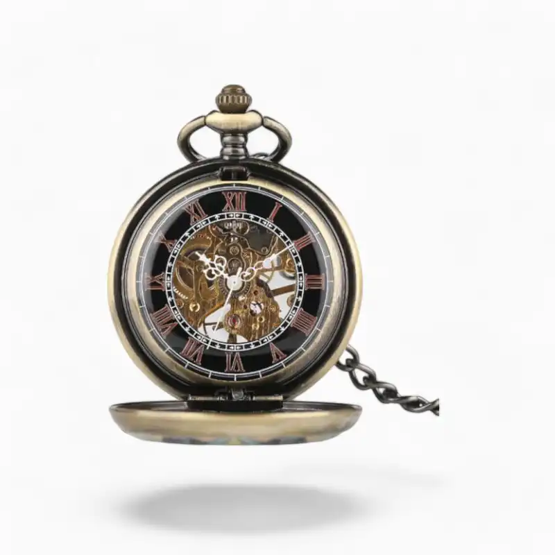 Montre à gousset mécanique ancienne avec cadran ouvert montrant les engrenages, motifs mandala floral et chiffres romains, sur fond neutre.
