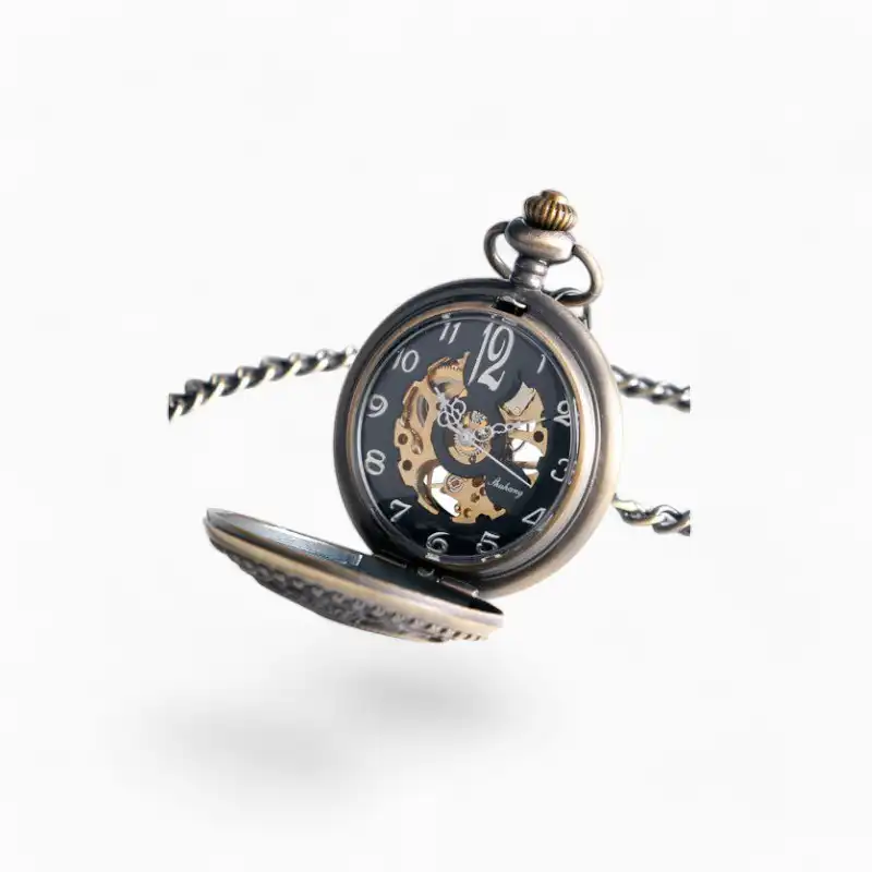 Montre à gousset mécanique de style vintage avec motifs Dauphin, cadran noir transparent et chiffres romains, accompagnée d'une chaîne en métal.