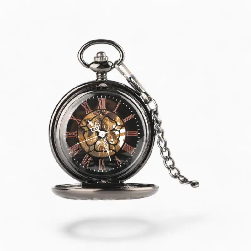 Montre à gousset mécanique vintage avec cadran transparent révélant les rouages, chiffres romains et chaîne métallique, sur fond blanc.