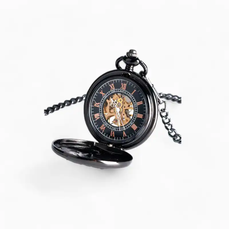 Montre à gousset mécanique vintage avec cadran transparent laissant apparaître un mécanisme complexe et des chiffres romains, chaîne noire incluse.