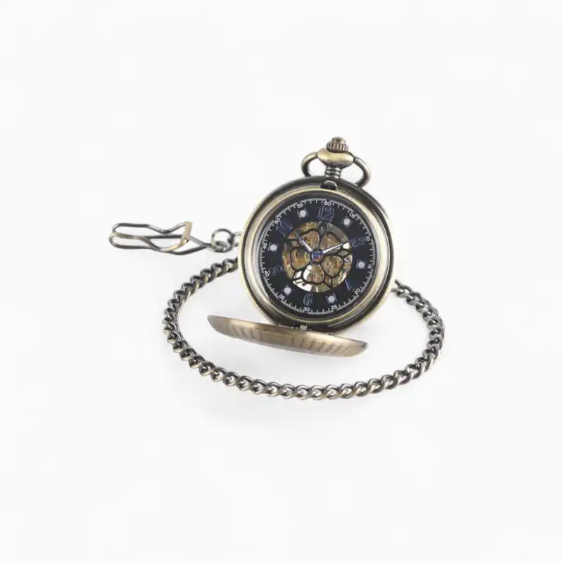Montre à Gousset Mécanique Matelot vintage en or avec cadran noir transparent et chaîne en métal.
