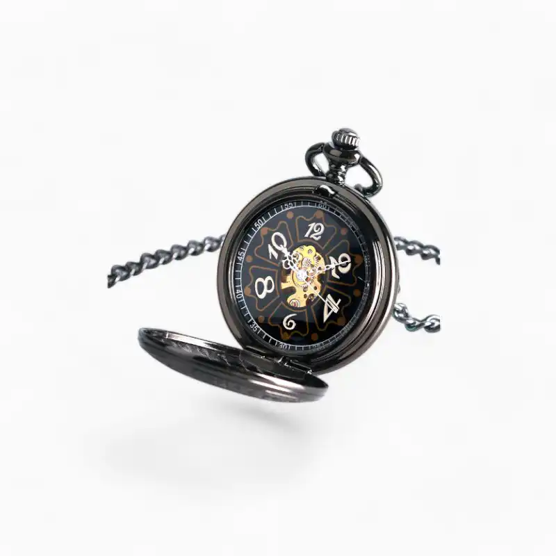 Montre à gousset mécanique pentacle noire avec chiffres romains dorés et visibles, entrouverte montrant une complication mécanique, avec chaîne en métal sur fond blanc.