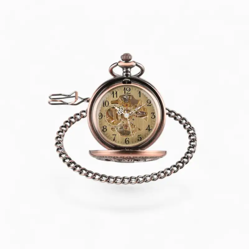 Montre à gousset mécanique avec un cadran doré visible, affichant des roues dentées et une chaîne en métal.