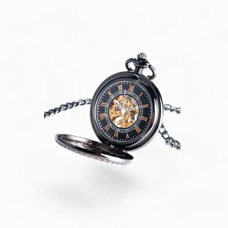 Montre à gousset mécanique vintage avec chaîne, cadran noir, chiffres romains et mécanisme apparent, isolée sur fond blanc.