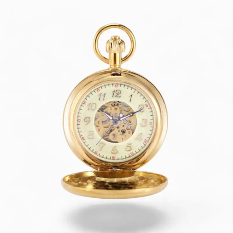 Montre à Gousset Mécanique Pimpante en or avec cadran beige transparent laissant voir le mécanisme intérieur, chiffres romains et aiguilles bleues.