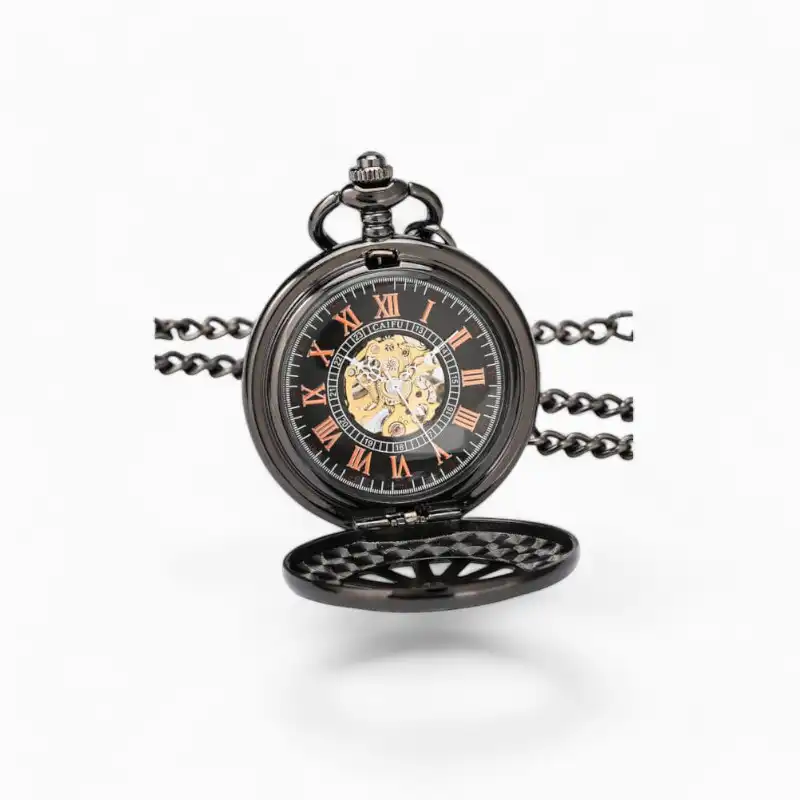 Montre à Gousset Mécanique Roue Ancienne avec chaîne, fond noir et détails dorés, cadran ouvert mettant en évidence le mouvement.