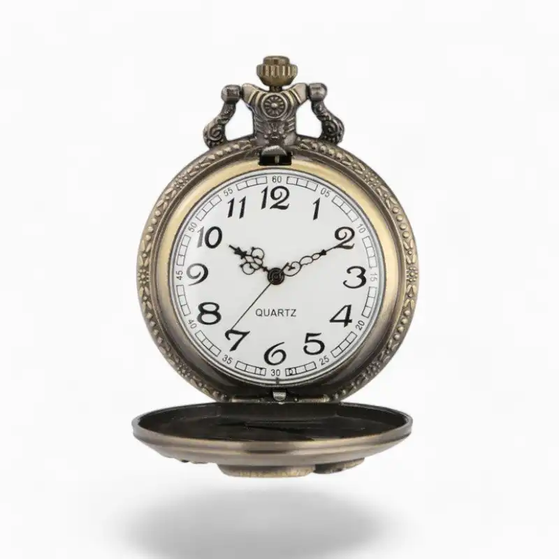 Montre à gousset vintage de style classique avec motif serpent, fond blanc et chiffres arabes noirs, en métal couleur bronze.