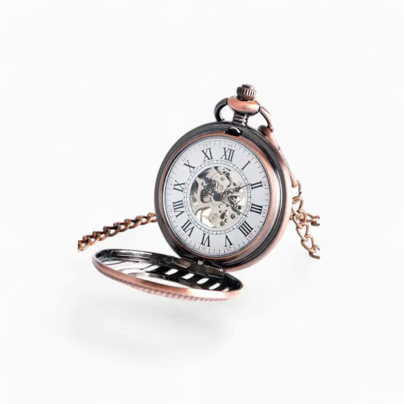 Montre à Gousset Mécanique Serpentée ouverte avec mécanisme visible, chiffres romains sur cadran et chaîne en métal, sur fond blanc.