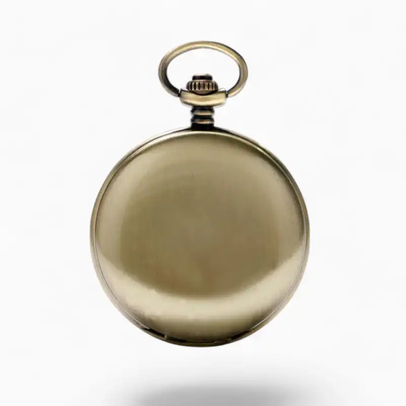 Montre à gousset mécanique dorée fermée évoquant la Révolution Industrielle sur fond uni.