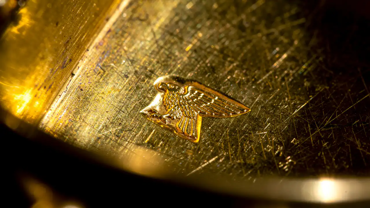 Poinçon tête d'aigle gravé sur boîtier en or