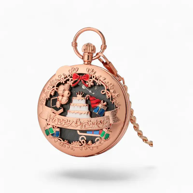Montre à Gousset Musicale Joyeux Anniversaire avec décoration de gâteau et notes de musique en fond, chaîne couleur cuivre.