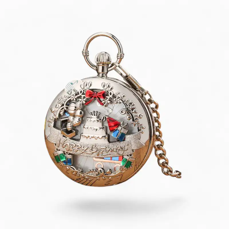 Montre à Gousset Musicale Joyeux Anniversaire avec chaîne et décoration de gâteau en relief, posée sur une table avec notes de musique colorées et un livre de Charles Darwin en arrière-plan.