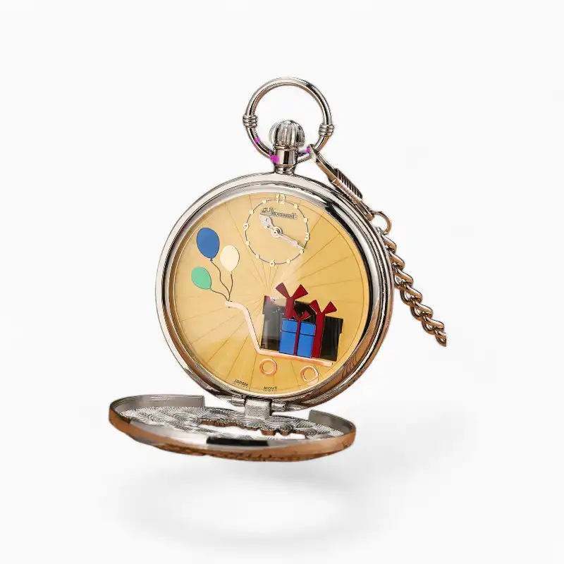 Montre à gousset musicale gravée avec inscription "Joyeux Anniversaire", chaîne argentée, fond jaune avec notes de musique, sur fond de livre et partition.