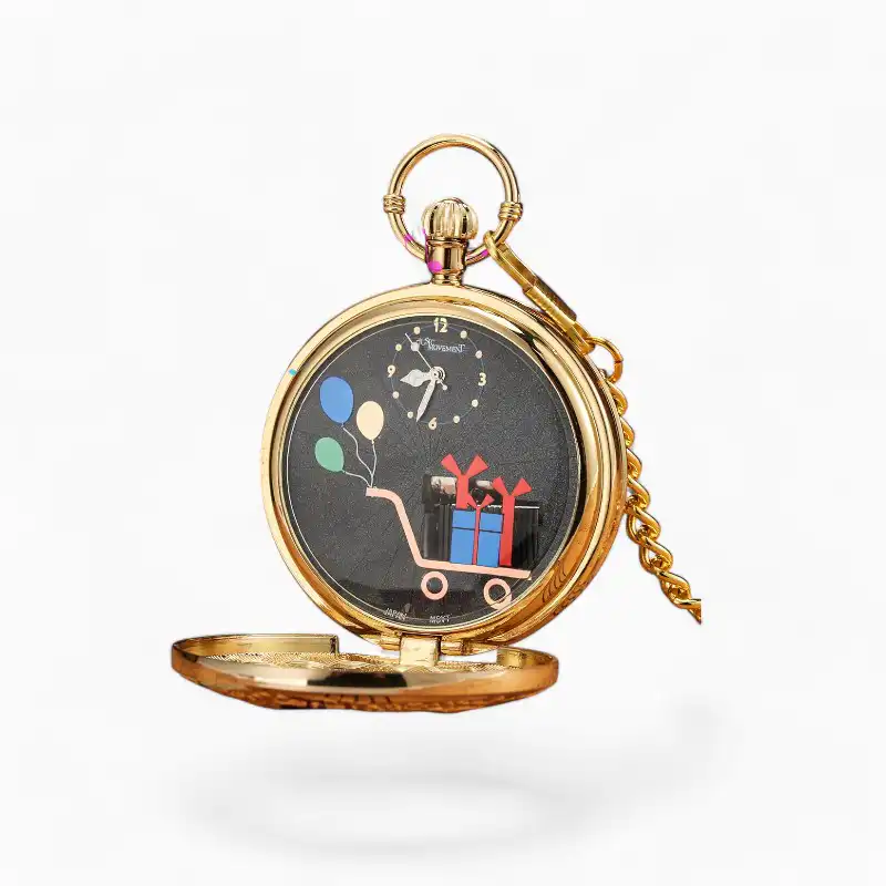Montre à Gousset Musicale Joyeux Anniversaire ouverte avec chaîne en or, cadran noir illustré de ballons et de cadeaux, sur fond de notes de musique colorées et de livres anciens.