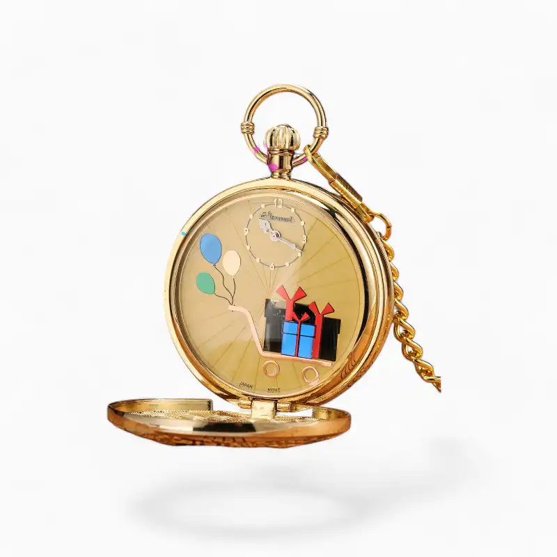 Montre à Gousset Musicale dorée avec motifs Joyeux Anniversaire et notes de musique, présentée ouverte sur un fond de livres anciens.