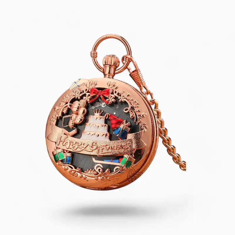 Montre à Gousset Musicale ornée de motifs de gâteau d'anniversaire et de notes de musique avec inscription "Happy Birthday", en cuivre, présentée sur un fond de livres classiques.