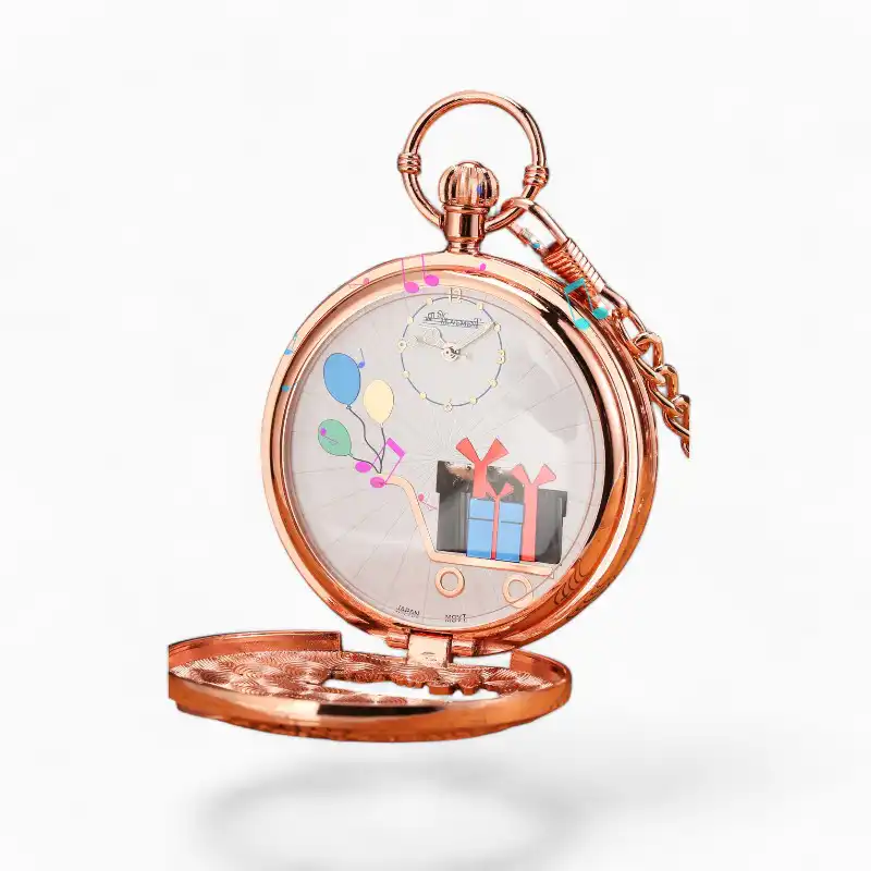 Montre à Gousset Musicale couleur cuivre avec cadran illustrant des notes de musique et un message "Joyeux Anniversaire", posée sur un fond de livres anciens.