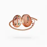 Montre à gousset musicale dorée ouverte sur un fond de partition avec l'inscription "Joyeux Anniversaire", détails finement ciselés et chaîne assortie.