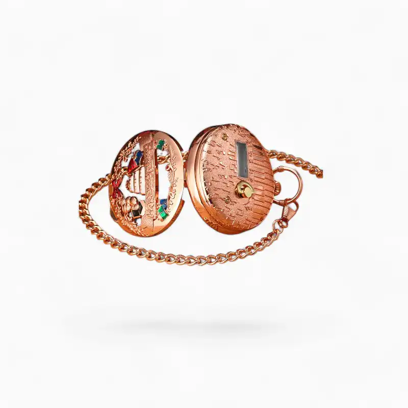 Montre à gousset musicale dorée ouverte sur un fond de partition avec l'inscription "Joyeux Anniversaire", détails finement ciselés et chaîne assortie.