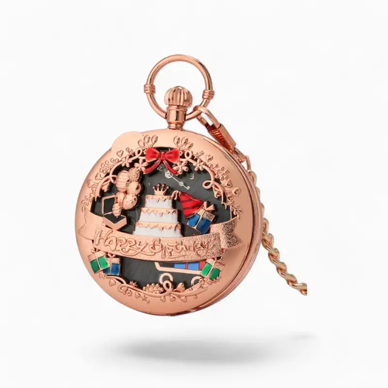 Montre à gousset musicale "Joyeux Anniversaire" avec gravure décorative, gâteau et notes de musique, sur fond uni avec chainette.