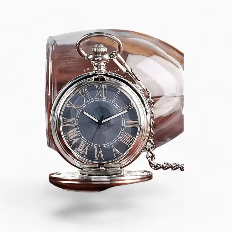 Montre à gousset mécanique SKY Blue au design élégant avec cadran bleu et chiffres romains, présentée sur un fond marron texturé, incluant une chaîne en métal argenté.