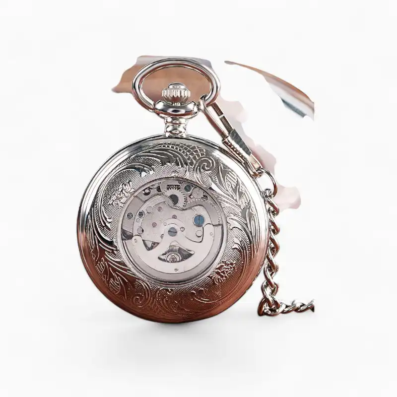 Montre à Gousset mécanique SKY Blue élégante avec mécanisme visible et motifs gravés sur fond argenté, présentée sur un support brun.