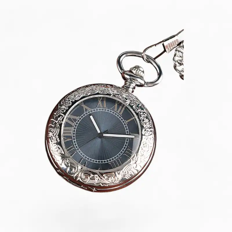 Montre à Gousset mécanique SKY Blue à cadran noir avec chiffres romains et détails gravés argentés, posée sur un fond en tissu marron.
