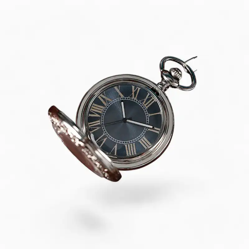 Montre à Gousset mécanique SKY Blue élégante avec cadran bleu et chiffres romains, posée sur fond textile brun.
