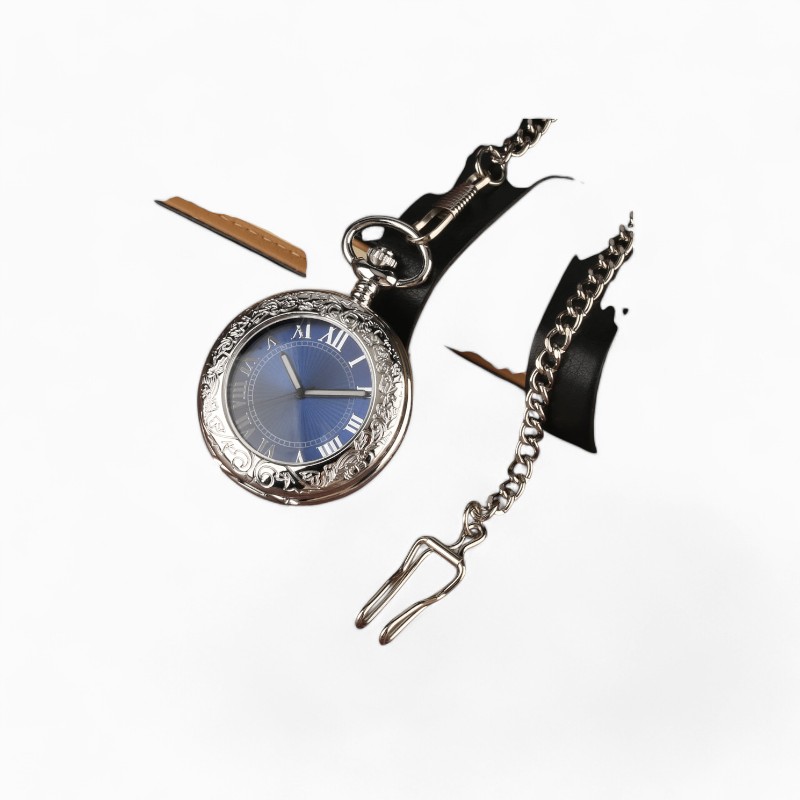 Montre à Gousset mécanique SKY Blue élégante avec cadran bleu et chiffres romains, boîtier gravé en argent, posée sur une surface en bois à côté d'un livre et d'un smartphone.