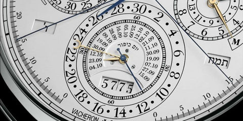 Gros plan sur La Montre à Gousset la plus compliquée du monde avec cadran détaillé, aiguilles élégantes et inscriptions en hébreu, signe distinctif d'artisanat horloger d'exception.